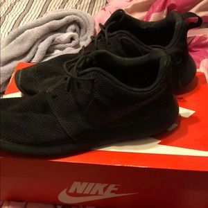 Black nike roshe runs